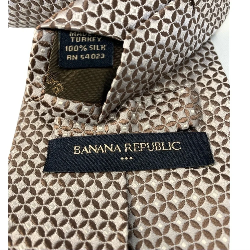 Banana Republic 100% Silk Mens Silver/ Brown Tie